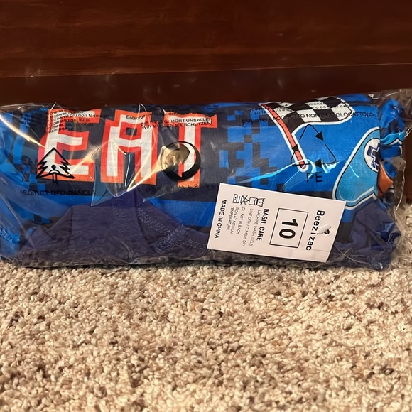 New size 10 pajamas.  Beezizac gamer pajamas. Long sleeves and pants. - Picture 2 of 3